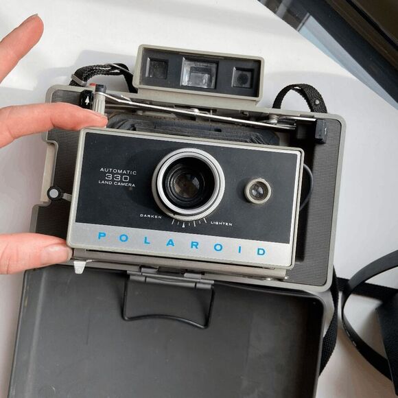 Vintage Polaroid 330 Land Camera Bundle w/ Case, Flash, Bulbs, Manuals - Picture 9 of 13